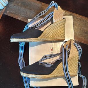Tommy Hilfiger women’s shoes size 9 navy